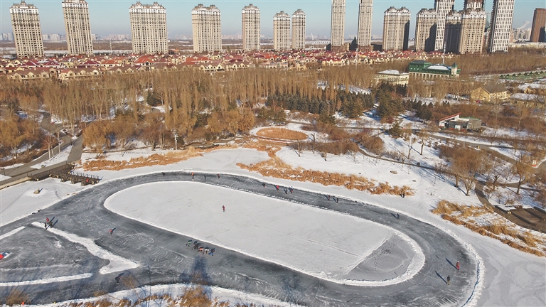 天然冰场成滑冰爱好者乐园