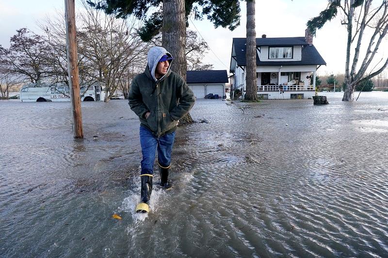 美国西北部遭遇强降雨天气 道路积水严重