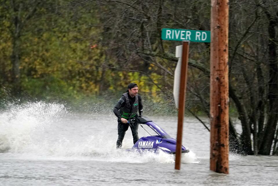 美国西北部遭遇强降雨天气 道路积水严重