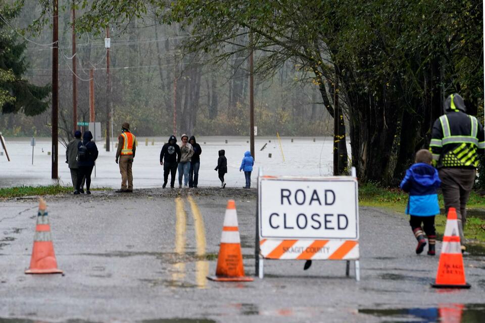 美国西北部遭遇强降雨天气 道路积水严重