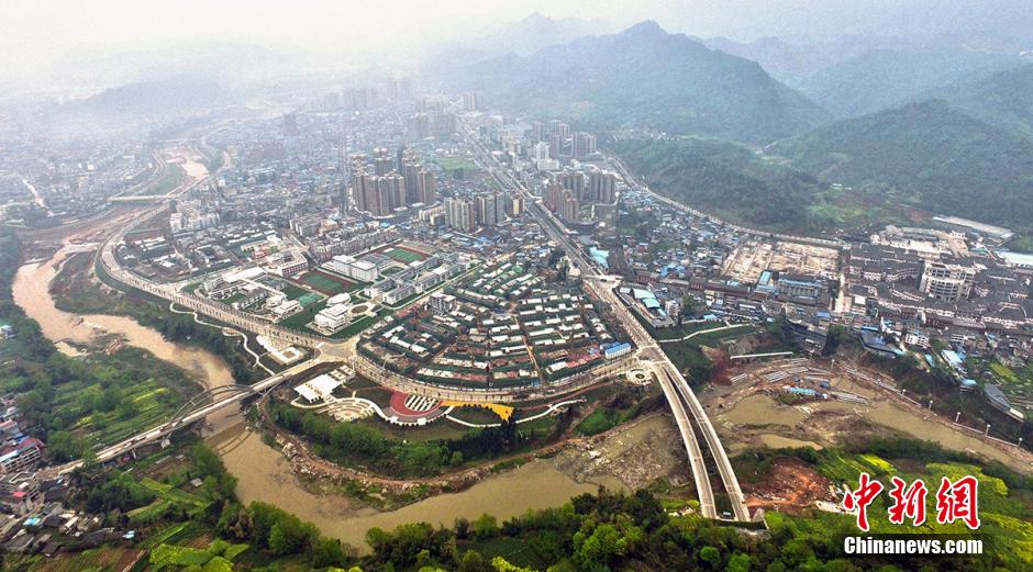 重返芦山震灾区 空中俯瞰美丽新村