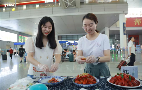 （供稿 食品列表 三吴大地淮安 移动版）淮安美食亮相虹桥高铁站 盱眙龙虾实力“圈粉”