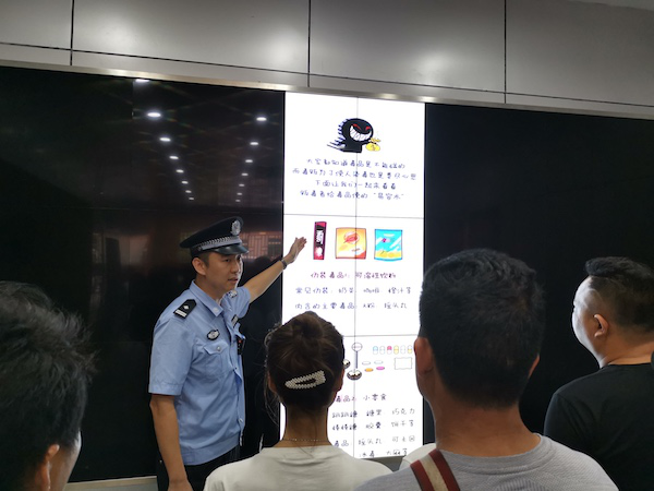 防城港东兴：为出入境旅客开展中越双语禁毒宣传