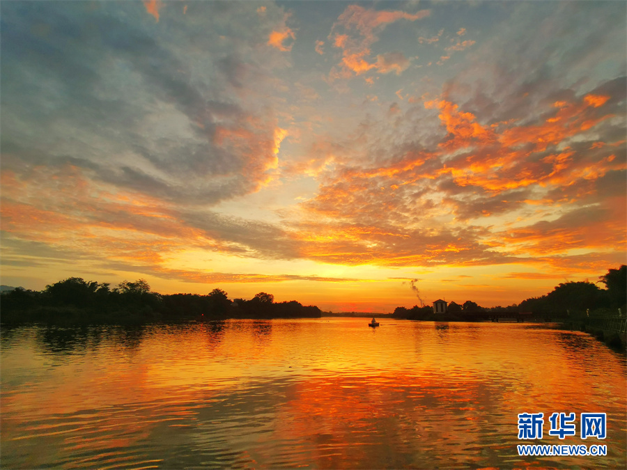 广西百色：夕阳下的梦幻右江