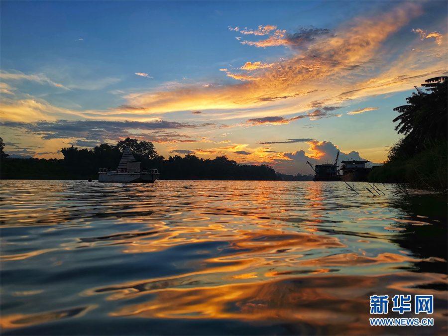 广西百色：夕阳下的梦幻右江