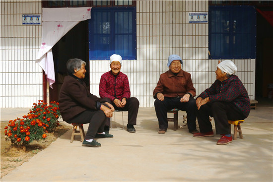 三门峡示范区阳店镇：打造农村“幸福院” 托起养老幸福梦_fororder_幸福院的老人们在晒太阳唠家常 摄影 彭红勇