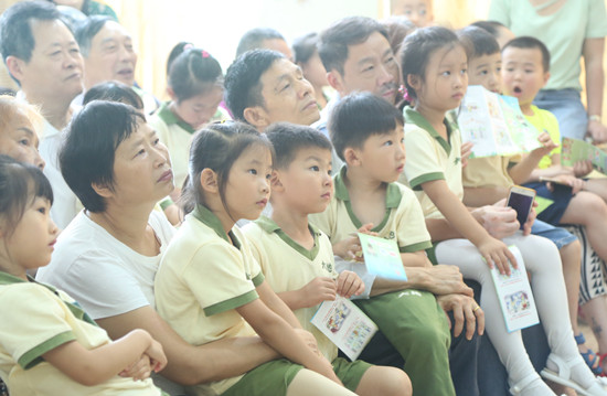 已过审【CRI专稿 列表】重庆警方“暑期安全教育课”走进幼儿园【内容页标题】动漫原型现身受追捧 重庆民警走进幼儿园讲授暑期安全知识