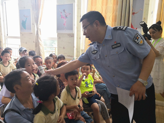 已过审【CRI专稿 列表】重庆警方“暑期安全教育课”走进幼儿园【内容页标题】动漫原型现身受追捧 重庆民警走进幼儿园讲授暑期安全知识