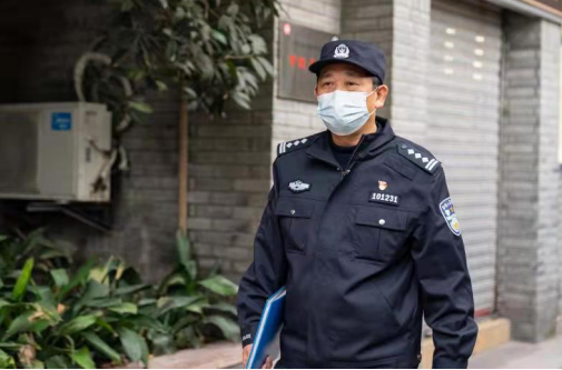 【原创】重庆渝中区59岁社区民警吕相玲：誓要站好最后一班岗_fororder_微信图片_20211119124011