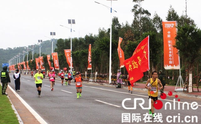 【魅力东盟-头图】【旅游文体】【八桂大地、八桂大地-防城港】让世界看到防城港的步伐——2017中国-东盟国际马拉松在防城港市激情开跑