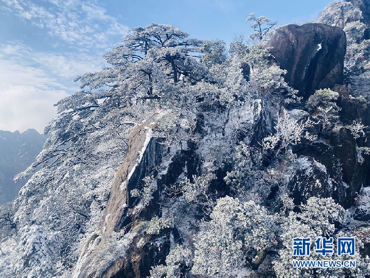 黄山初雪遇“小雪”