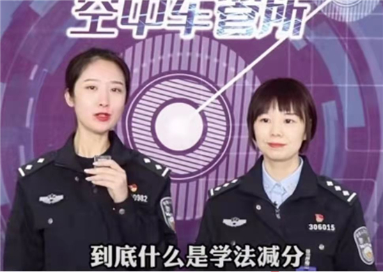 辽宁鞍山驾驶员用12123APP可以实现“学法减分”_fororder_警察在讲解学习过程 供图 鞍山车辆所