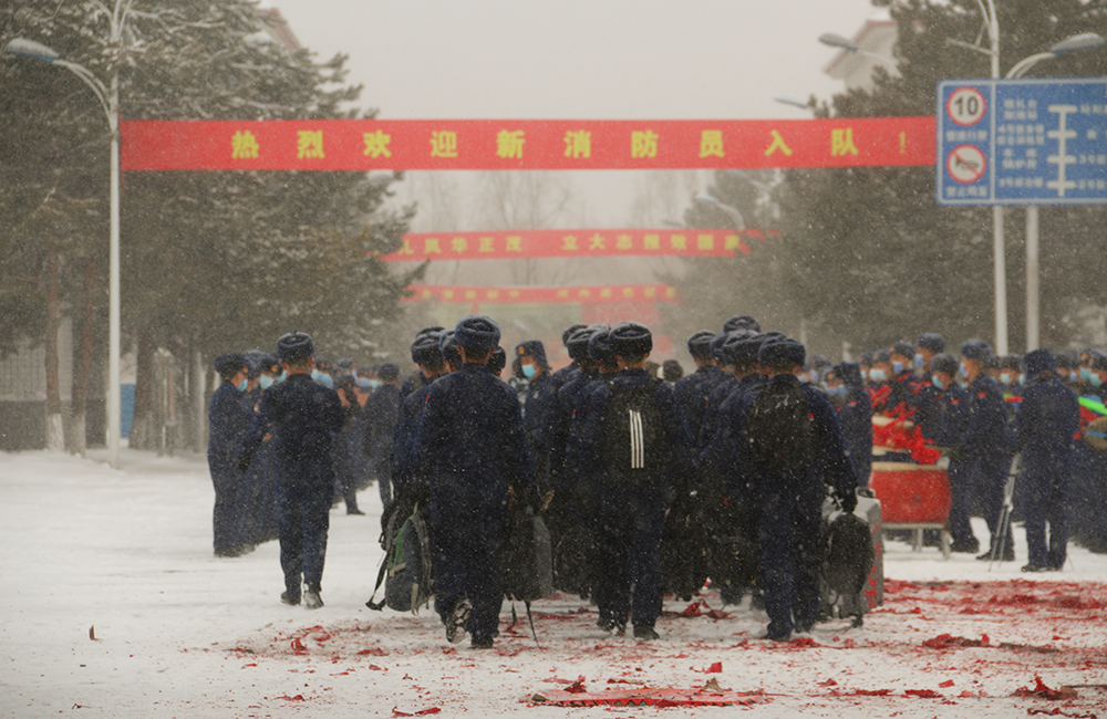 “新鲜血液”注入“火焰蓝” 新招录消防员前往北集训队报到_fororder_7迎新氛围浓厚.JPG