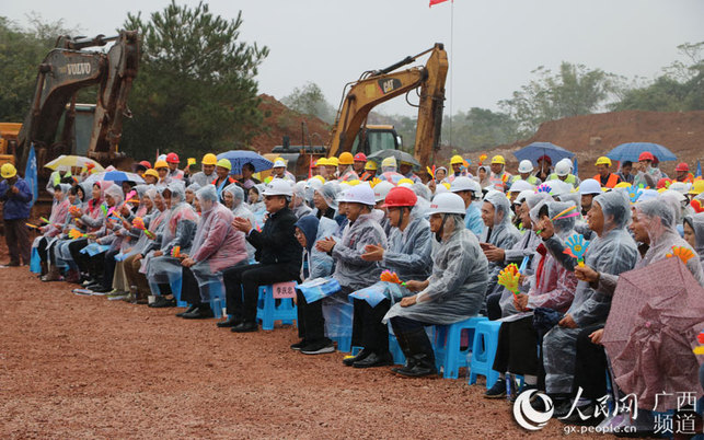 【焦点图】【园区建设】【八桂大地、八桂大地-南宁】全国总工会文工团走进园博园建设工地开展慰问演出