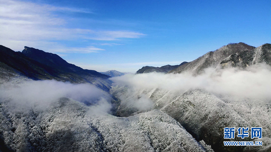 湖北十堰：雪后十八里长峡 半山皑皑半山红