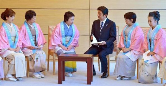 安倍接见“福岛县老板娘会”成员 冀振兴福岛旅游