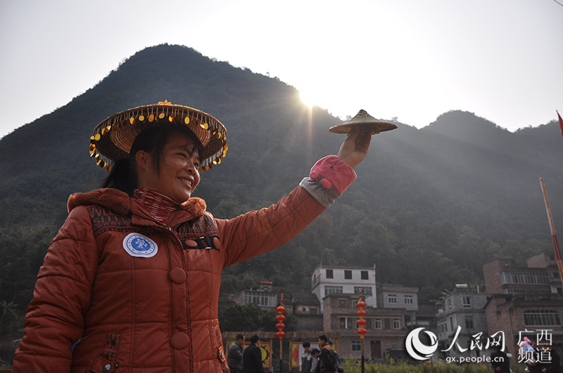 一组图片，记录了毛南族人民脱贫的历程