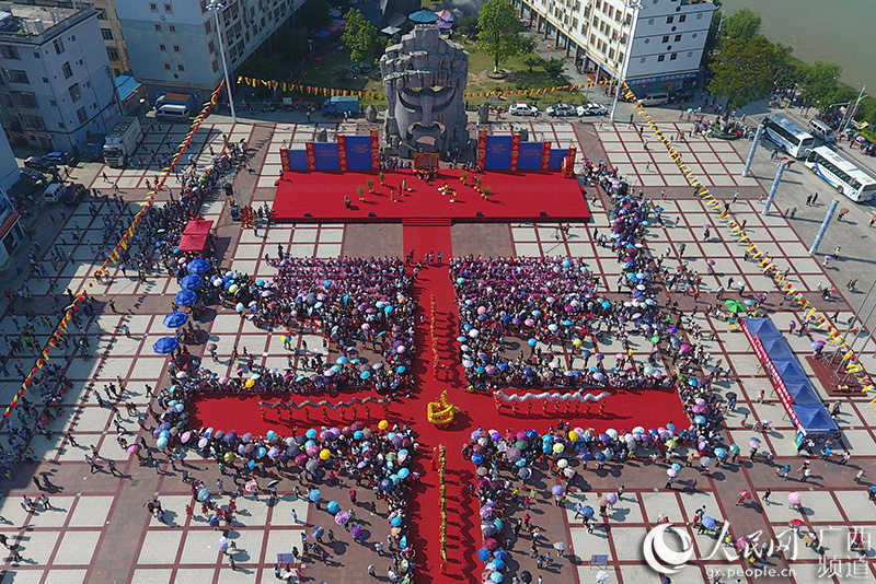 一组图片，记录了毛南族人民脱贫的历程