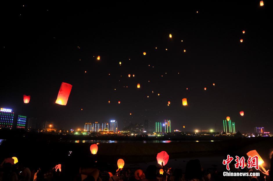 云南西双版纳万人放“孔明灯”庆傣历新年