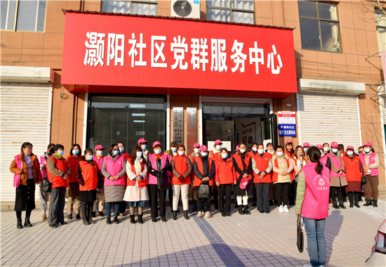 三门峡示范区阳店镇：展现巾帼风貌 共建美丽家园_fororder_阳店镇巾帼志愿者在社区集中，接受任务分配  摄影 彭红勇