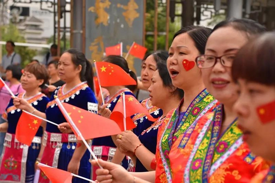 贵州凯里：全城唱响《我和我的祖国》为党的生日献礼