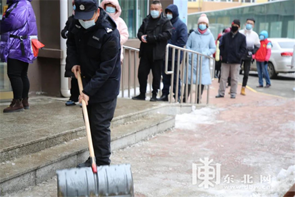 冰城警方硬“核”保平安 奋战在核酸检测一线