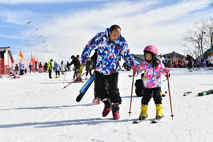 湖北保康：开启冬季“滑雪季”