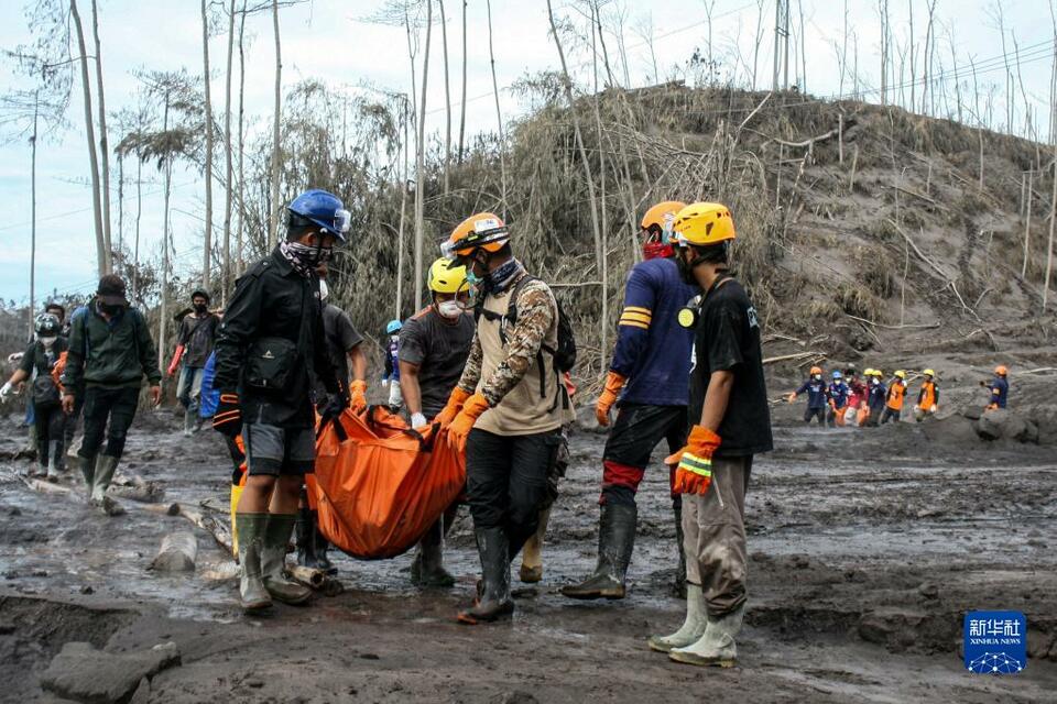 印尼塞梅鲁火山持续喷发