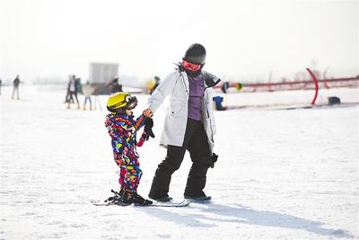 河北涞源：一片冰雪带动旅游业“全面开花”