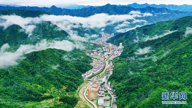 航拍：秦岭“绿都”宁陕 天高云逸山青水碧