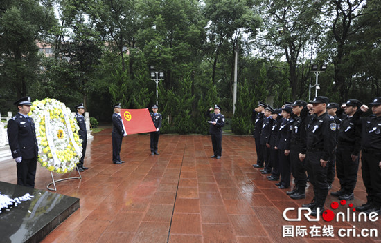 已过审【法制安全】渝中警方：祭奠革命先烈 学习十九大精神