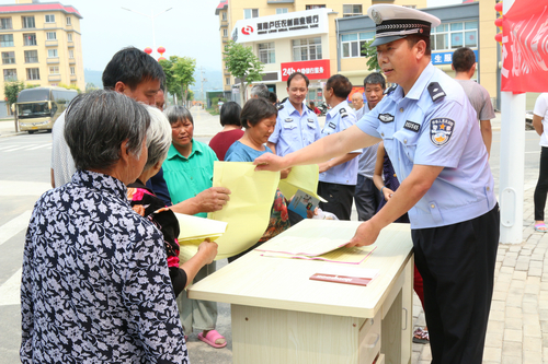 【河南供稿】三门峡市卢氏县公安局交通民警走进社区开展交通安全宣讲活动