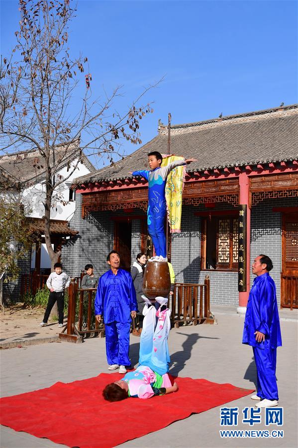 河南濮阳：土腔土调土杂技