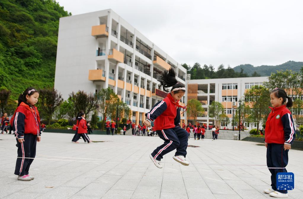 “她以后的路要宽得多！”——贵州易地扶贫搬迁安置点学校见闻