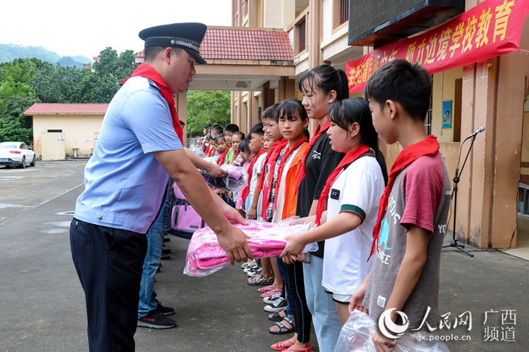 中越边境警民手拉手护界碑