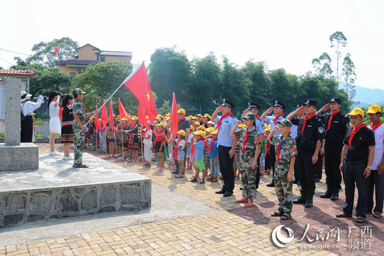 中越边境警民手拉手护界碑