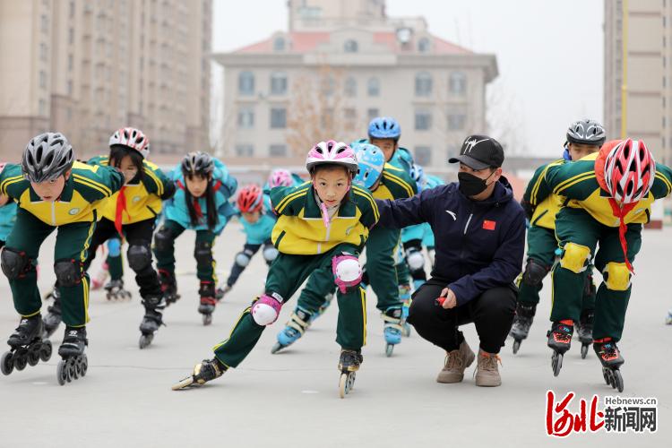 河北：冰雪运动火校园