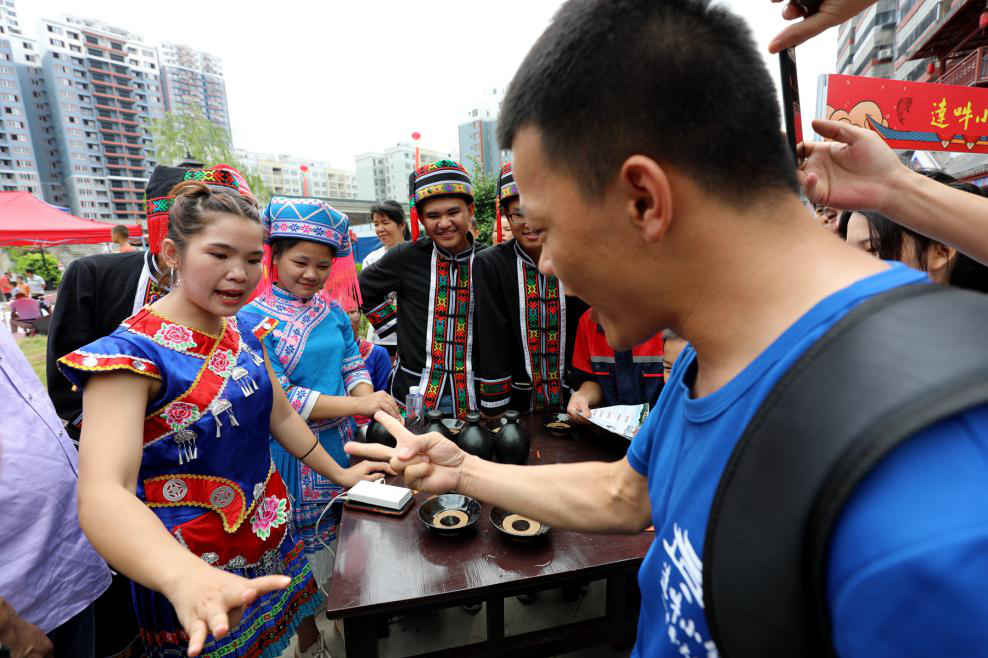 广西河池：多地瑶族同胞欢庆“祝著节”