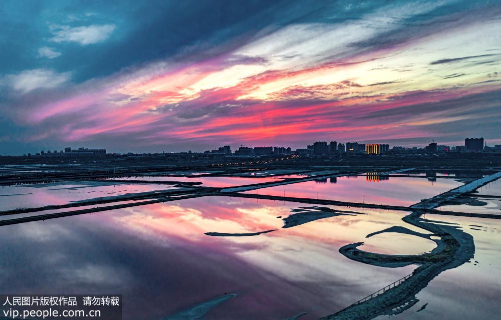 山西运城：夏日七彩盐湖美