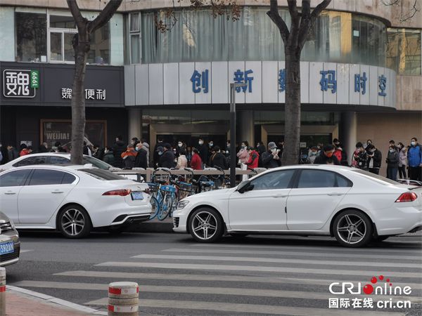 西安高新区启动全员核酸首日 市民自发排队参与_fororder_IMG_20211218_162020