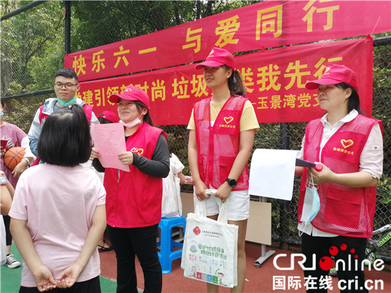 （B 教育图文 三吴大地苏州 移动版）苏州大学老师变身垃圾分类宣传员  引领垃圾分类时尚