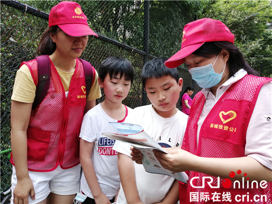 （B 教育图文 三吴大地苏州 移动版）苏州大学老师变身垃圾分类宣传员  引领垃圾分类时尚