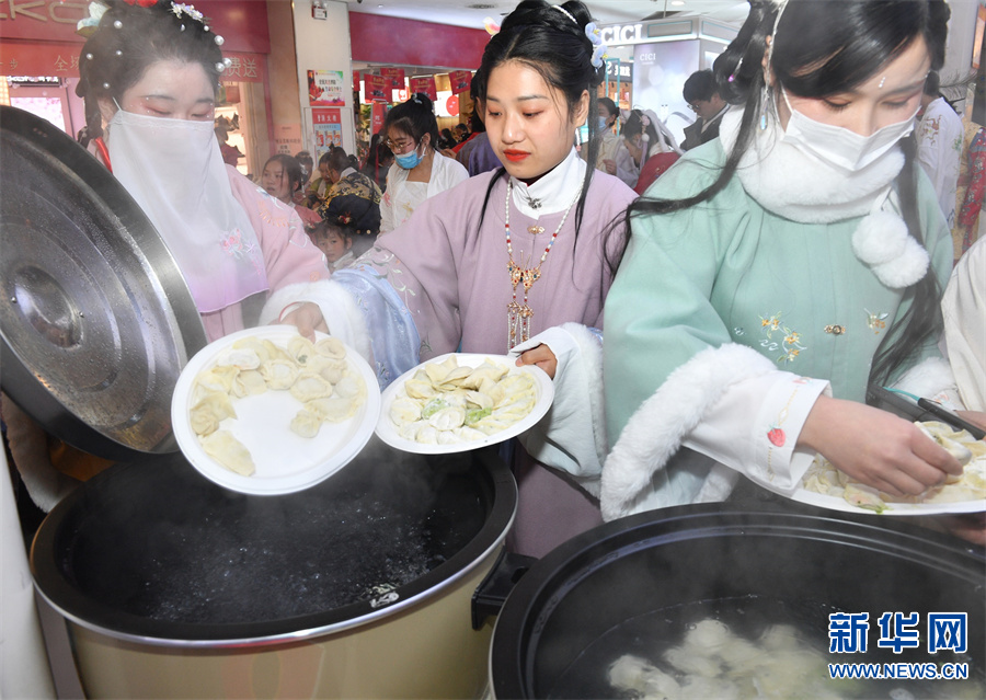 郑州：汉服爱好者包饺子庆冬至