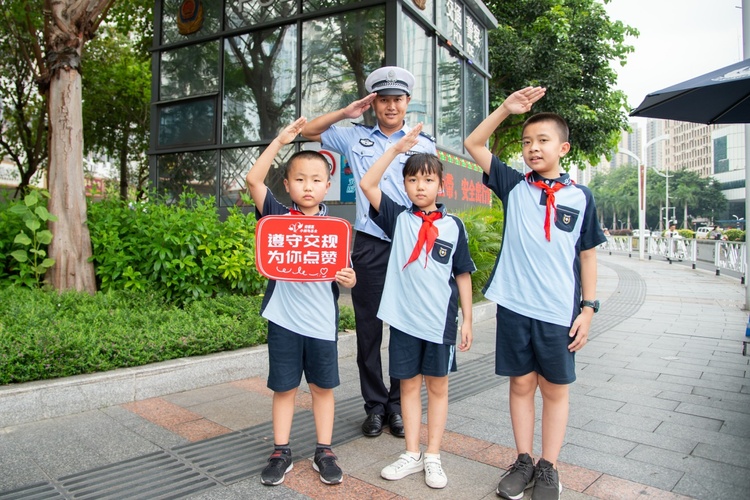 【B】肯德基推出关爱“小候鸟”微广播剧助力孩子们平安回校