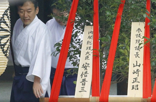 靖国神社大祭安倍顾虑多不参拜 自掏腰包献供品