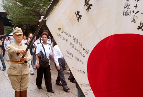 靖国神社大祭安倍顾虑多不参拜 自掏腰包献供品