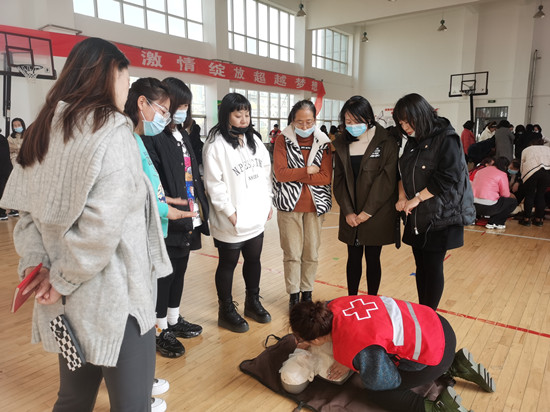 鞍山市一小学学生突发疾病 学校处置得当 孩子脱离危险_fororder_学校老师在学习心肺复苏操作 摄影 董楠楠_副本