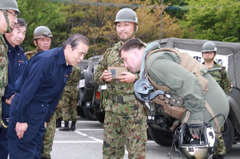 日本人感谢美军救灾 向其鞠躬