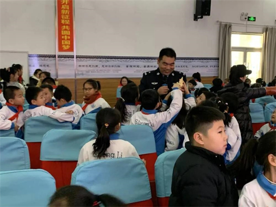 辽宁鞍山森林警察走进校园 开展野生动物保护宣传_fororder_民警与小学生现场互动 供图 鞍山公安局