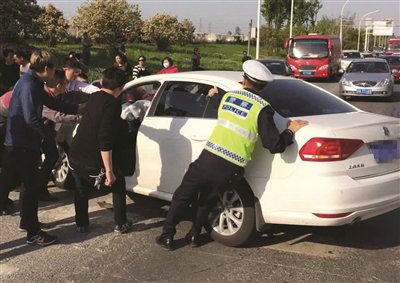 轿车没配安全座椅 1岁宝宝车祸撞休克(图)